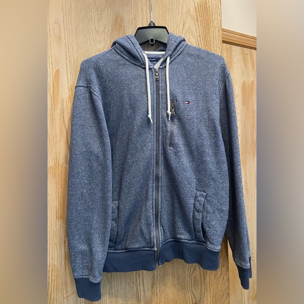 Size Medium Tommy Hilfiger Sweater (USED)